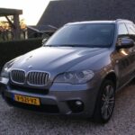 BMW X5 Type E70 grijs kenteken ombouw
