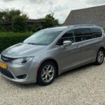 Chrysler Pacifica grijs kenteken ombouw